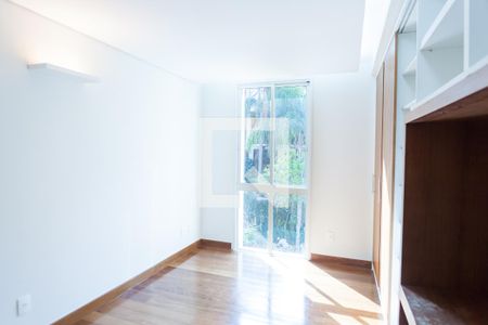 Casa de condomínio à venda com 524m², 4 quartos e 4 vagas Casa de condomínio à venda com 524m², 4 quartos e 4 vagassuite 1