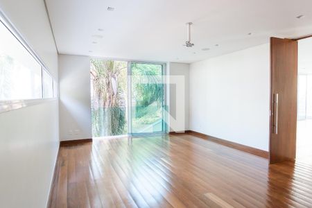 Sala de TV de casa de condomínio à venda com 4 quartos, 524m² em Vila Castela, Nova Lima