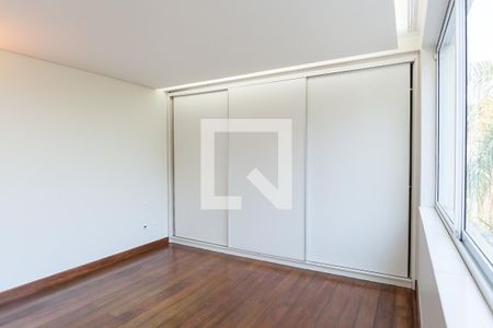 Casa de condomínio à venda com 524m², 4 quartos e 4 vagas Casa de condomínio à venda com 524m², 4 quartos e 4 vagassuite 3