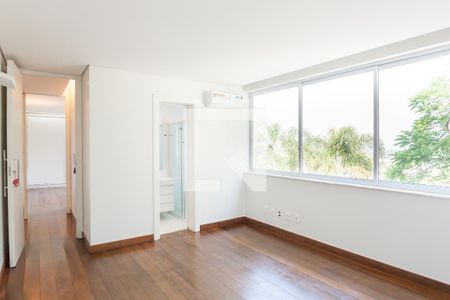 Casa de condomínio à venda com 524m², 4 quartos e 4 vagas Casa de condomínio à venda com 524m², 4 quartos e 4 vagassuite 2