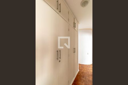 Corredor de apartamento à venda com 3 quartos, 150m² em Moema, São Paulo