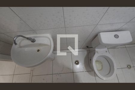 Banheiro de casa de condomínio para alugar com 1 quarto, 24m² em Parque Guarani, São Paulo