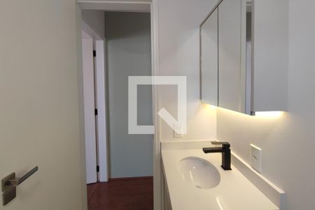 Banheiro de apartamento à venda com 1 quarto, 67m² em Cambuí, Campinas