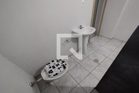 Banheiro de kitnet/studio para alugar com 1 quarto, 25m² em Antonio Marincek, Ribeirão Preto