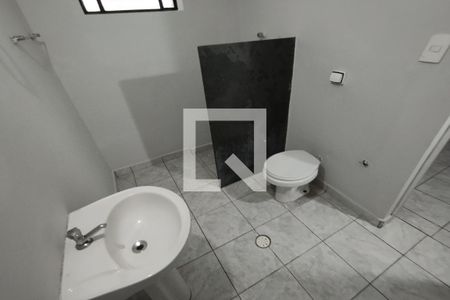 Banheiro de kitnet/studio para alugar com 1 quarto, 25m² em Antonio Marincek, Ribeirão Preto