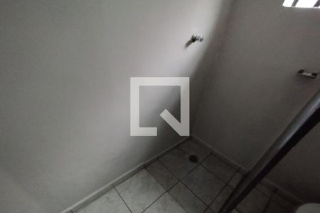 Banheiro de kitnet/studio para alugar com 1 quarto, 25m² em Antonio Marincek, Ribeirão Preto