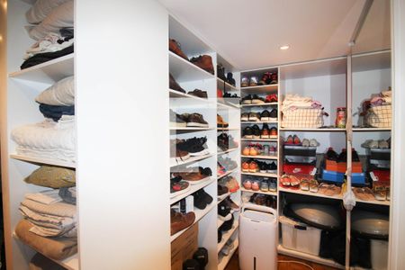 Closet da suíte de apartamento à venda com 2 quartos, 134m² em Itaim Bibi, São Paulo