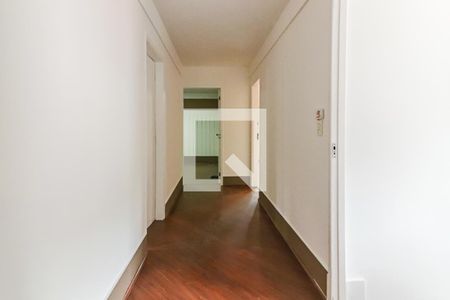 Casa à venda com 477m², 5 quartos e 6 vagas Casa à venda com 477m², 5 quartos e 6 vagasCorredor Quartos