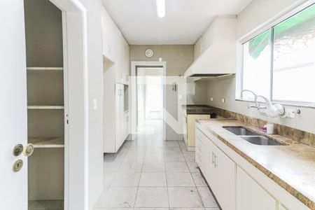 Casa à venda com 477m², 5 quartos e 6 vagas Casa à venda com 477m², 5 quartos e 6 vagasCozinha