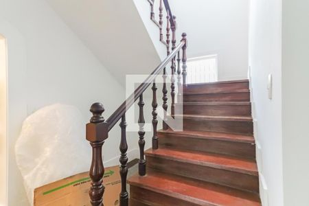 Casa à venda com 477m², 5 quartos e 6 vagas Casa à venda com 477m², 5 quartos e 6 vagasEscadas