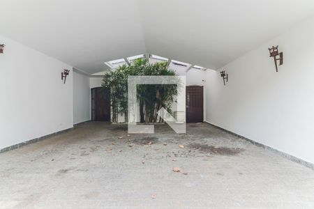 Casa à venda com 477m², 5 quartos e 6 vagas Casa à venda com 477m², 5 quartos e 6 vagasGaragem