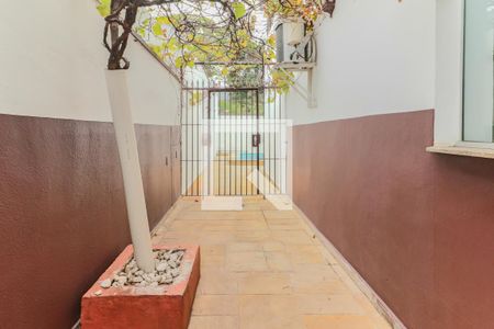 Casa à venda com 477m², 5 quartos e 6 vagas Casa à venda com 477m², 5 quartos e 6 vagasCorredor Lateral