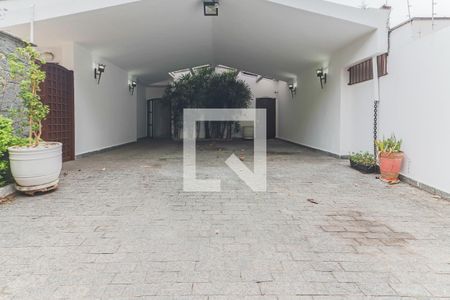 Casa à venda com 477m², 5 quartos e 6 vagas Casa à venda com 477m², 5 quartos e 6 vagasGaragem