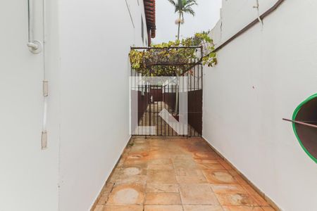 Casa à venda com 477m², 5 quartos e 6 vagas Casa à venda com 477m², 5 quartos e 6 vagasCorredor Lateral