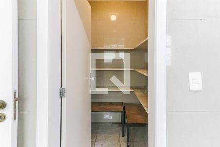 Casa à venda com 477m², 5 quartos e 6 vagas Casa à venda com 477m², 5 quartos e 6 vagasCozinha Dispensa