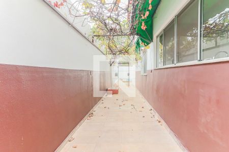 Casa à venda com 477m², 5 quartos e 6 vagas Casa à venda com 477m², 5 quartos e 6 vagasCorredor Lateral