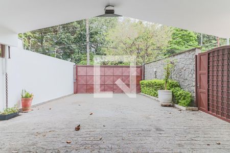 Casa à venda com 477m², 5 quartos e 6 vagas Casa à venda com 477m², 5 quartos e 6 vagasGaragem