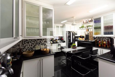 Apartamento para alugar com 300m², 4 quartos e 4 vagas Apartamento para alugar com 300m², 4 quartos e 4 vagasCozinha