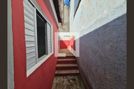 Casa à venda com 80m², 3 quartos e 2 vagas Casa à venda com 80m², 3 quartos e 2 vagasEscada acesso a Edícula e a Area de Serviço