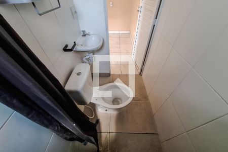 Banheiro de kitnet/studio para alugar com 1 quarto, 18m² em Liberdade, São Paulo