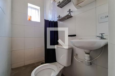 Banheiro de kitnet/studio para alugar com 1 quarto, 18m² em Liberdade, São Paulo