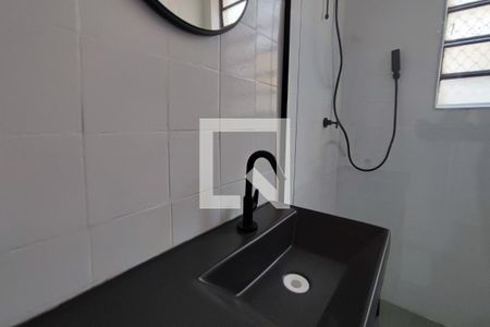 Banheiro de apartamento à venda com 1 quarto, 44m² em Centro, Campinas