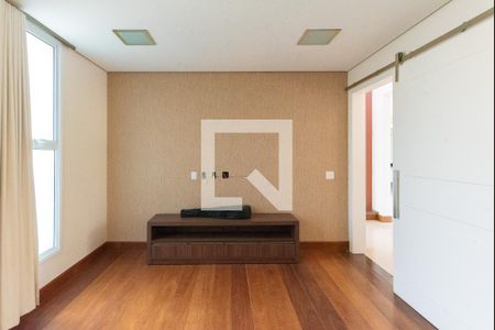 Sala de TV de casa de condomínio à venda com 4 quartos, 378m² em Swiss Park, Campinas