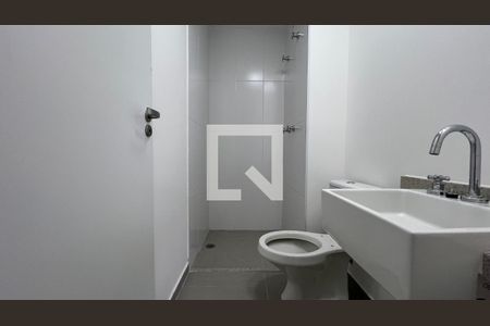 Banheiro de kitnet/studio para alugar com 1 quarto, 26m² em Pinheiros, São Paulo