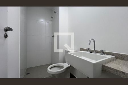 Banheiro de kitnet/studio para alugar com 1 quarto, 26m² em Pinheiros, São Paulo