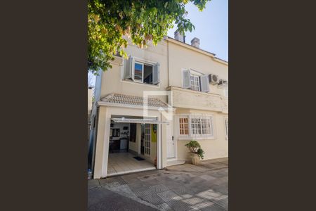 Casa de condomínio à venda com 150m², 3 quartos e 2 vagas Casa de condomínio à venda com 150m², 3 quartos e 2 vagasFachada