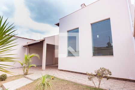 Casa à venda com 218m², 3 quartos e 4 vagas Casa à venda com 218m², 3 quartos e 4 vagasFachada interna