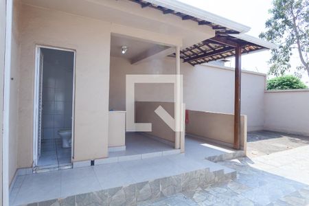 Casa à venda com 218m², 3 quartos e 4 vagas Casa à venda com 218m², 3 quartos e 4 vagasQuintal