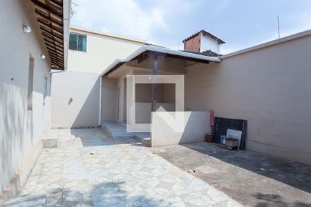 Casa à venda com 218m², 3 quartos e 4 vagas Casa à venda com 218m², 3 quartos e 4 vagasQuintal