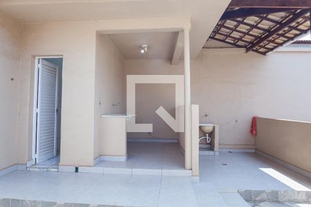 Casa à venda com 218m², 3 quartos e 4 vagas Casa à venda com 218m², 3 quartos e 4 vagasQuintal