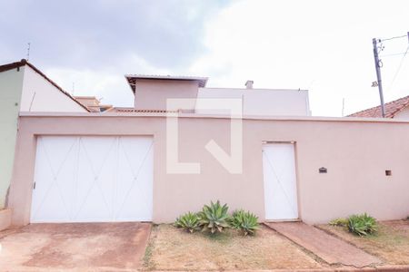 Casa à venda com 218m², 3 quartos e 4 vagas Casa à venda com 218m², 3 quartos e 4 vagasFachada