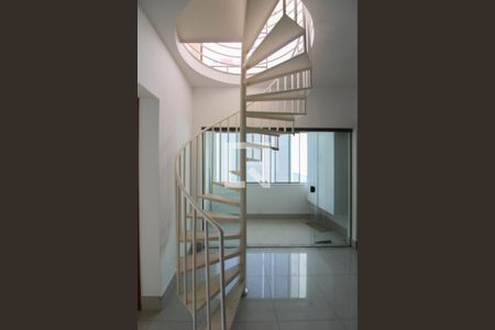 Apartamento à venda com 200m², 3 quartos e 1 vaga Apartamento à venda com 200m², 3 quartos e 1 vagaEscada