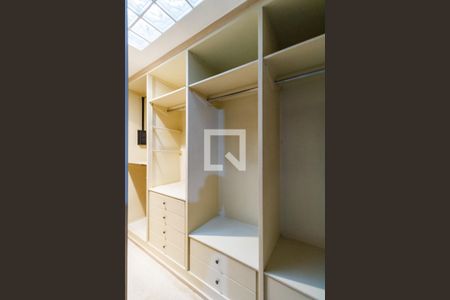 Casa à venda com 500m², 4 quartos e 5 vagas Casa à venda com 500m², 4 quartos e 5 vagasCloset