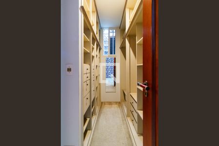 Casa à venda com 500m², 4 quartos e 5 vagas Casa à venda com 500m², 4 quartos e 5 vagasCloset do Quarto 1