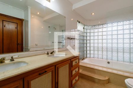 Casa à venda com 500m², 4 quartos e 5 vagas Casa à venda com 500m², 4 quartos e 5 vagasBanheiro