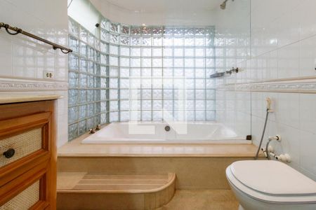 Casa à venda com 500m², 4 quartos e 5 vagas Casa à venda com 500m², 4 quartos e 5 vagasBanheiro