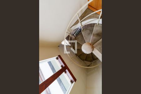 Casa à venda com 500m², 4 quartos e 5 vagas Casa à venda com 500m², 4 quartos e 5 vagasEscada