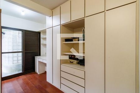 Casa à venda com 500m², 4 quartos e 5 vagas Casa à venda com 500m², 4 quartos e 5 vagasQuarto 4