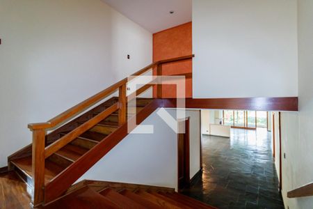 Casa à venda com 500m², 4 quartos e 5 vagas Casa à venda com 500m², 4 quartos e 5 vagasEscada