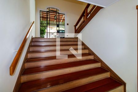 Casa à venda com 500m², 4 quartos e 5 vagas Casa à venda com 500m², 4 quartos e 5 vagasEscada