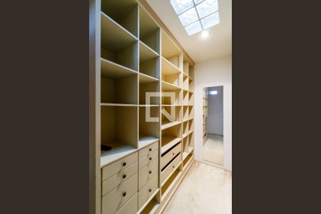 Casa à venda com 500m², 4 quartos e 5 vagas Casa à venda com 500m², 4 quartos e 5 vagasCloset