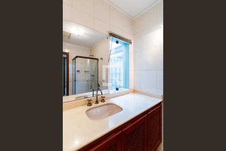 Casa à venda com 500m², 4 quartos e 5 vagas Casa à venda com 500m², 4 quartos e 5 vagasBanheiro do Quarto 4