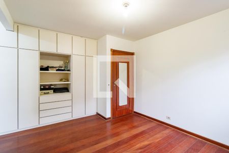 Casa à venda com 500m², 4 quartos e 5 vagas Casa à venda com 500m², 4 quartos e 5 vagasQuarto 4