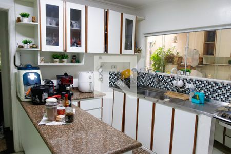 Casa à venda com 280m², 5 quartos e 2 vagas Casa à venda com 280m², 5 quartos e 2 vagascozinha