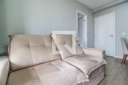 Sala de TV de apartamento à venda com 2 quartos, 61m² em Jardim Tupanci, Barueri