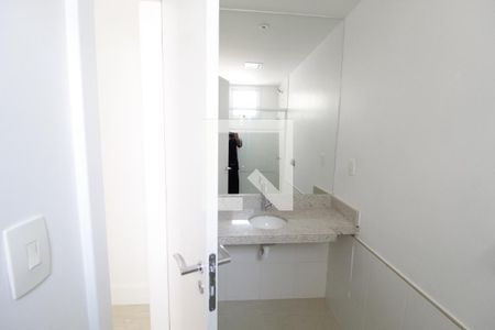 Banheiro da Suíte 1 de apartamento para alugar com 3 quartos, 180m² em Osvaldo Rezende, Uberlândia